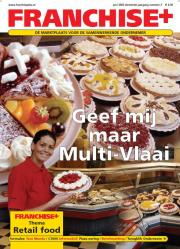 Een medewerker presenteert een taart voor een vitrine vol kleurrijke vlaaien met de tekst Geef mij maar Multi-Vlaai.