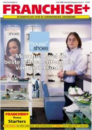 Man in een winkel met verschillende schoenmodellen en het logo van House of Shoes op de achtergrond.