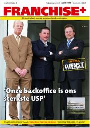 Drie mannen in pakken staan naast elkaar voor een kantoorgebouw met de tekst Onze backoffice is ons sterkste USP.