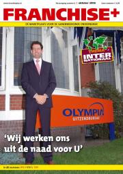 Een zakenman in pak staat voor een Olympia Uitzendbureau bord met slogan Wij werken ons uit de naad voor U.