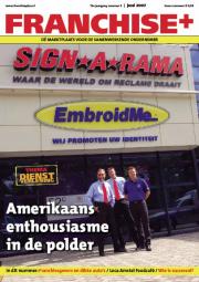 Voorzijde van Franchise+ magazine nummer 3, 2007, met thema dienstverlening en foto van drie mannen voor Sign-a-Rama.