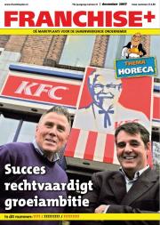 Twee mannen poseren voor een KFC-vestiging onder de kop Succes rechtvaardigt groeiambitie op Franchise+ cover.