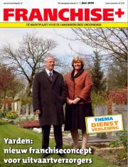 Twee personen in een begraafplaatsomgeving voor een tijdschriftcover over een nieuw franchiseconcept voor uitvaartverzorgers.