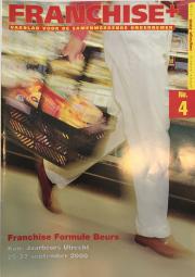 Man in witte broek en bruine schoenen draagt een volle winkelmand in een supermarkt bij het tijdschrift Franchise+ editie 4.