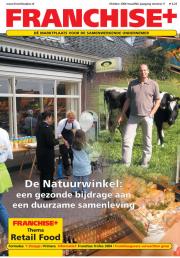 Buitenkant van De Natuurwinkel met personen die bij een tafel staan en een man buiten voor de winkel met koeien.