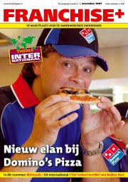 Man in Domino's-uniform eet een pizzapunt, met de tekst Nieuw elan bij Domino's Pizza op de voorgrond.