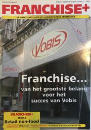 Voorgevel van een Vobis-winkel met franchiseboodschap en Franchise+ magazinekop augustus 2002, thema retail non-food.