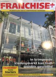Voorgevel van een winkel met het logo LAKE SIDE en de kop van een tijdschrift getiteld FRANCHISE+.
