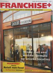 Voorgevel van Shoeby Fashion met etalagepoppen en tekst over unieke winkelervaringen.