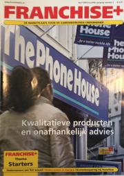 Een persoon voor een Phone House-winkel met tekst over kwalitatieve producten en onafhankelijk advies.