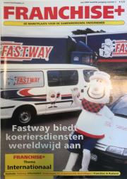 Fastway-promotiemateriaal met busje en kostuum tegen een achtergrond van vrachtwagens, met tekst over koeriersdiensten.