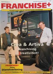 Twee mannen staan voor een vrachtwagen met reclame voor Crea & Artiva, focus op franchising en creativiteit.