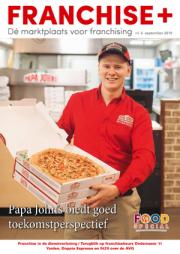 Medewerker in Papa John's-uniform houdt pizza's vast, met tekst over toekomstperspectieven voor de pizzeria.