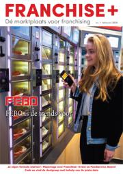 Vrouw met smartphone bij automatiek met snacks, op cover van Franchise+ nummer 1, februari 2020, met FEBO als onderwerp.