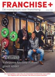 Drie mannen poseren voor fitnessapparatuur in een sportschool met de tekst Volwassen Anytime Fitness groeit verder.