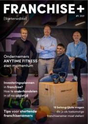 Vier lachende mannen in sportieve omgeving met fitnessapparatuur bij Franchise+ starterseditie cover.