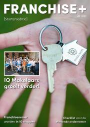 Hand houdt sleutelhanger en sleutel met IQ Makelaars logo vast; groep mensen juicht op inset-foto.