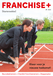 Twee zakenmensen in pak staan in startpositie op een atletiekbaan, klaar voor de race.