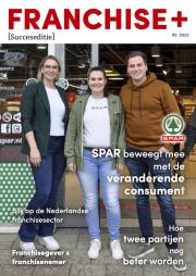 Drie mensen staan voor een SPAR-winkel samen op de cover van Franchiseplus Vakblad nr. 2, 2023.