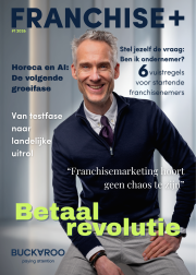 Omslag van Franchise+, met een lachende man in pak en teksten over horeca, marketing en betaalrevolutie.