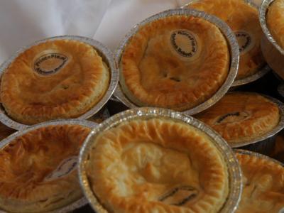 Verschillende hartige pasteitjes in aluminium bakjes, voorzien van een Prince Pie label.