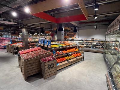 Interieur van de nieuwste Boon's Markt in Zuidland met verse producten en kleurrijke fruitafdeling.