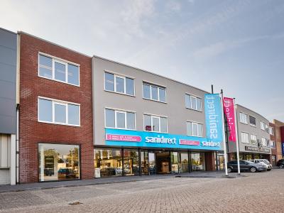 Voorkant van het Sanidirect-filiaal in Leiderdorp met het logo en gevelborden zichtbaar.