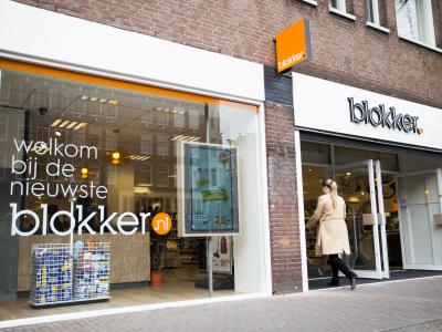 Voorgevel van een Blokker-winkel met een klant die naar binnen loopt.