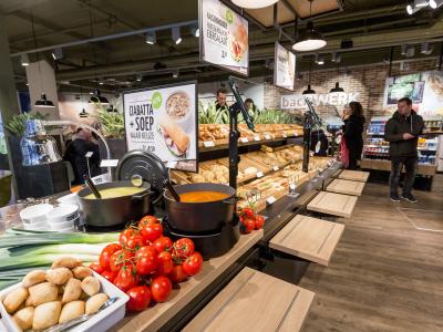 Interieur van een nieuwe backWERK-winkel in Amsterdam met een uitgebreide selectie aan versgebakken producten en soepen.