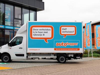 Bestelbus van Autohopper met promotietekst voor verhuur voor rijbewijs B bij een vestiging.