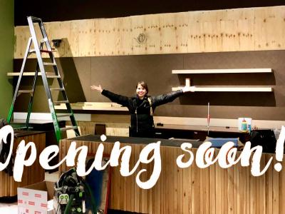 Werkzaamheden aan het interieur van de nieuwe Bagels & Beans in Bussum met een persoon die armen spreidt.