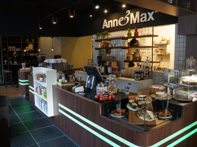 Interieur van een Anne&Max-filiaal met een goedgevulde koffiebar en uitgestalde versgebakken lekkernijen.