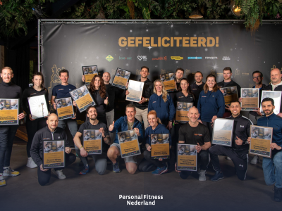 Groepsfoto van de winnaars van Personal Fitness Nederland met awards bij de Dutch Fitness Awards.
