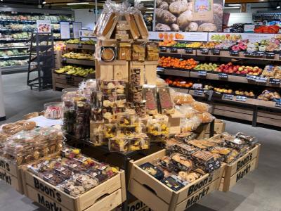 Vers fruit en verpakte gebakjes uitgestald in de nieuwe Boon’s Markt in Liempde.