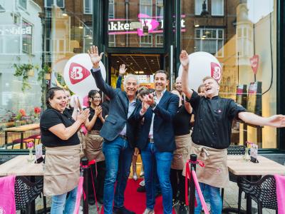 Personeel en management vieren de heropening van Bakker Bart in de Hinthamerstraat met een lintjesknipceremonie.