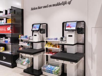 Twee zelfscankassa's in een Etos-winkel met instructies om snel en makkelijk af te rekenen.