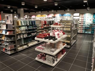 Interieur van een HEMA-winkel met schappen vol huishoudartikelen in verschillende kleuren en stijlen.