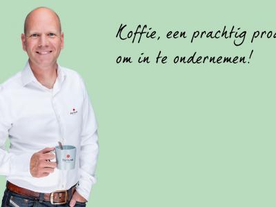 Man met Fortune Coffee-kopje en tekst Koffie, een prachtig product om in te ondernemen op groene achtergrond.