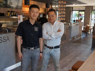Twee mannen poseren in het interieur van Big Bread Kitchen Hilvarenbeek.