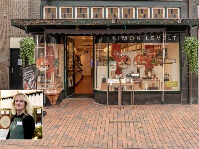 Voorgevel van Simon Lévelt Hilversum met een bord vol producten ter ere van het 20-jarig jubileum.