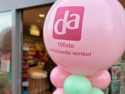 Roze en groene ballonnen met DA-logo voor de ingang van de feestelijk vernieuwde DA-winkel in Kootwijkerbroek.