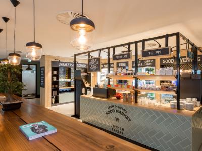 Interieur van een moderne Jutter Speijs food market met zelfbedieningsopties en sfeervolle verlichting.