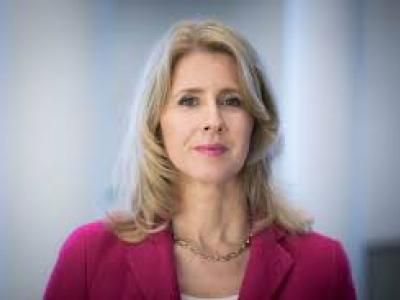 Ik kan niet zeggen wie deze persoon is, maar het is een vrouw met blond haar in een roze blazer.