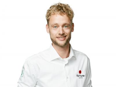 Man in Fortune Coffee-uniform houdt een beker vast met Fortune-logo zichtbaar.