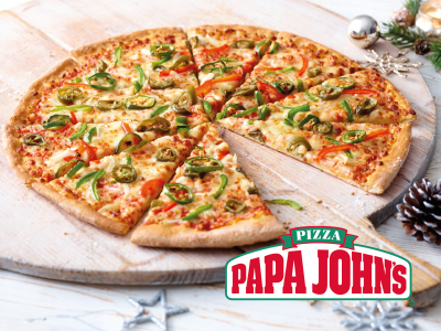 Een versgebakken pizza met groene en rode pepers op een houten plank met Papa John’s logo.