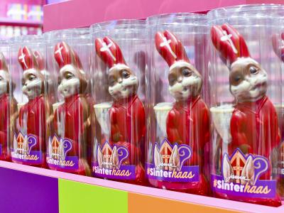 Chocolade Sinterhaas figuren in transparante verpakkingen op een kleurrijke winkelplank bij Jamin.
