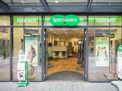 Vooraanzicht van de nieuwe Specsavers-winkel in Capelle aan den IJssel met promotieborden voor de deur.