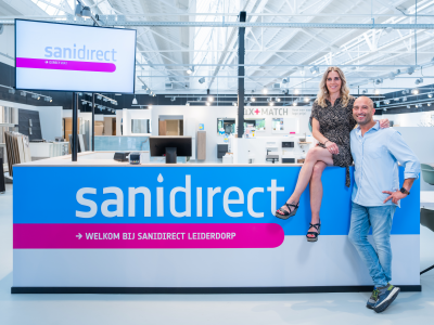 Twee ondernemers poseren voor de balie in de nieuw geopende Sanidirect-winkel in Leiderdorp.