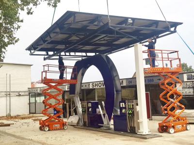 Werknemers installeren een overkapping boven de brandstofpompen bij een nieuw TanQyou tankstation.