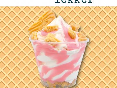Foodmaster sundae met roze saus en koekjeskruimels tegen een achtergrond met wafelpatroon en tekst Ouderwets lekker.